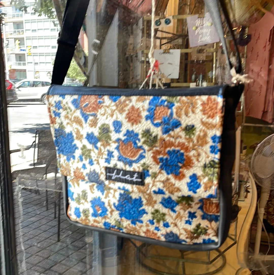 Flat Bags - Crossbody Bag