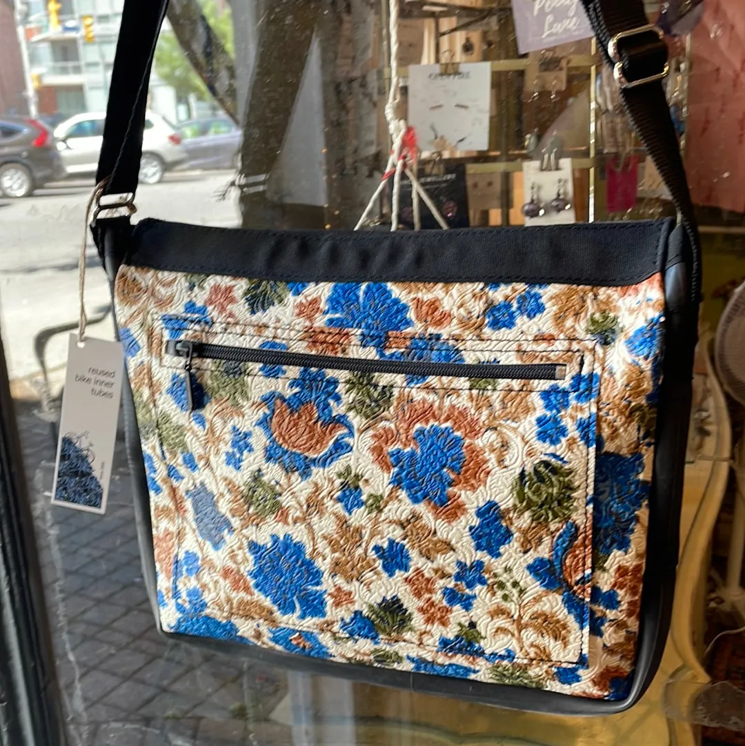 Flat Bags - Crossbody Bag