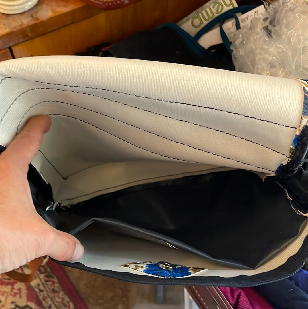 Flat Bags - Crossbody Bag